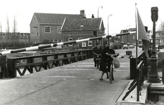 600996 Gezicht op de Muntbrug over het Merwedekanaal te Utrecht, met niet geheel neergelaten slagbomen.